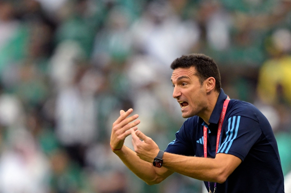 Argentina's coach Lionel Scaloni gestures during the Qatar 2022 World Cup Group C match between Argentina and Saudi Arabia at the Lusail Stadium in Lusail, north of Doha, on November 22, 2022. (AFP/JUAN Mabromata)