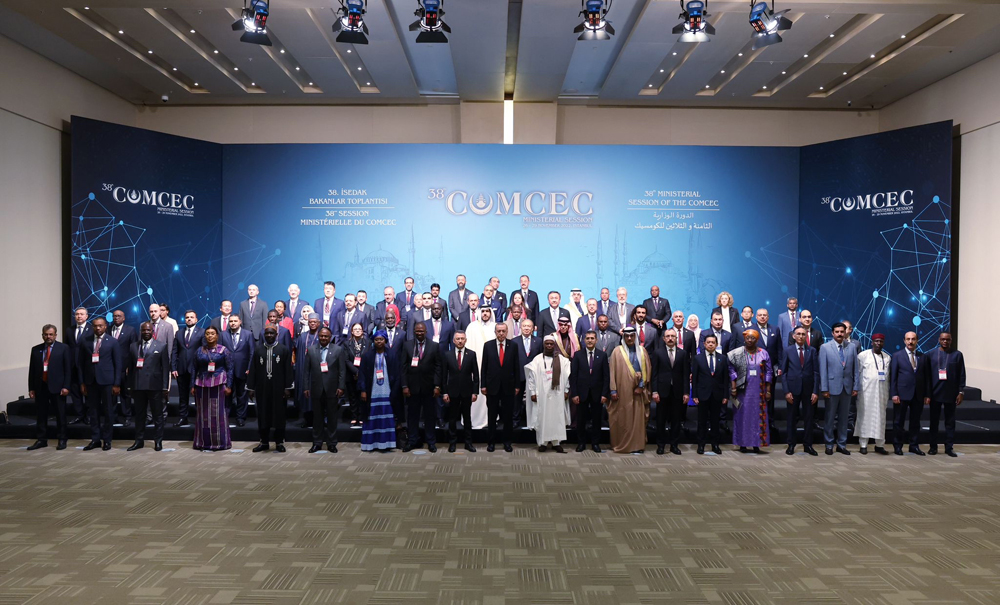 President of the Republic of Turkiye H E Recep Tayyip Erdogan, Minister of Commerce and Industry H E Sheikh Mohammed bin Hamad bin Qassim Al Thani with dignitaries and officials during the meetings of the 38th session of the Standing Committee for Economic and Commercial Cooperation of the Organisation of Islamic Cooperation held in Istanbul.