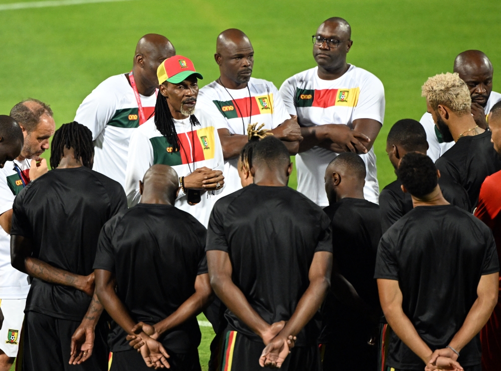 Cameroon coach Rigobert Song with the players during training at Al Sailiya SC Stadium, Al Rayyan, Qatar, on December 1, 2022.  REUTERS/Alberto Lingria