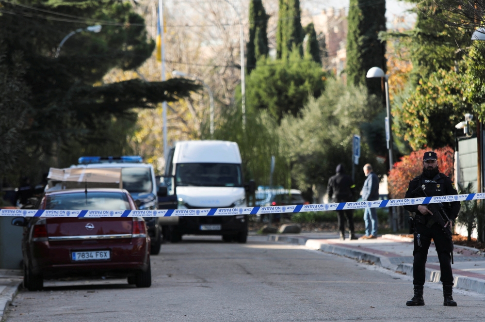 Police cordon off the perimeter outside the Ukrainian embassy in Madrid after a bloody package arrived at the embassy, in the wake of several letter bombs arriving at targets connected to Spanish support of Ukraine, amidst Russia’s invasion of Ukraine, in Madrid, Spain, December 2, 2022. (REUTERS/Violeta Santos Moura)