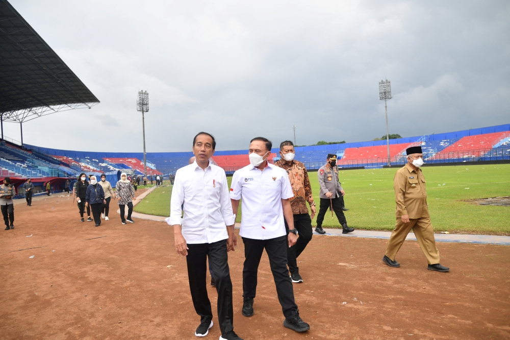 File photo: Indonesian President Joko Widodo (left) and Chairman of the Indonesian Football Association Mochamad Iriawan visited Kanjuruhan Stadium in Malang, East Java province, Indonesia, on October 5, 2022. (Reuters)