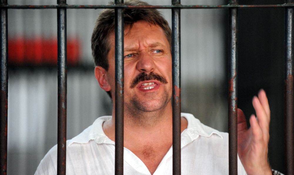 In this file photo taken on April 9, 2008 Russian arms dealer Viktor Bout speaks to the press from behind his cell bars of the criminal court detention center in Bangkok. (Photo by Saeed KHAN / AFP)