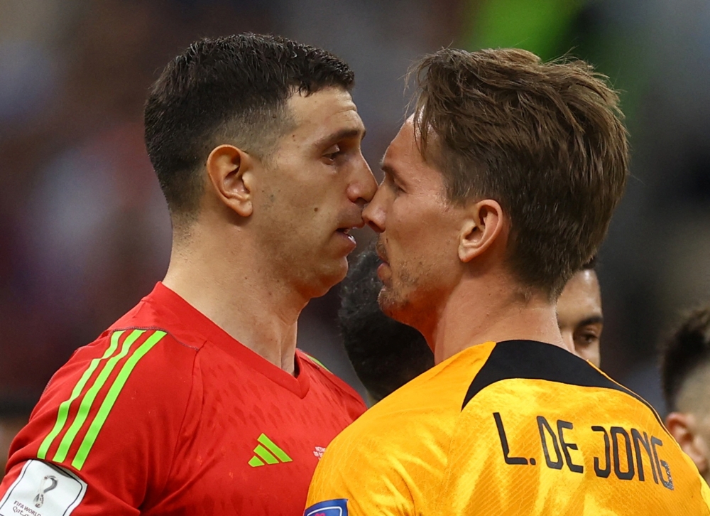 Argentina's Emiliano Martinez clashes with Netherlands' Luuk de Jong during their FIFA World Cup Qatar 2022 quarter final match at the Lusail Stadium, Lusail, Qatar, on December 9, 2022. REUTERS/Kai Pfaffenbach