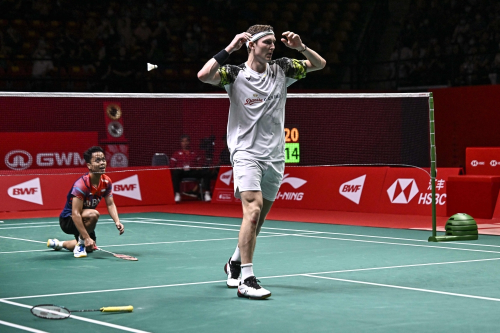 Denmark's Viktor Axelsen celebrates his victory against Indonesia's Anthony Sinisuka Ginting during the men's singles final at the HSBC BWF World Tour Finals badminton tournament in Bangkok on December 11, 2022. (Photo by Lillian SUWANRUMPHA / AFP)