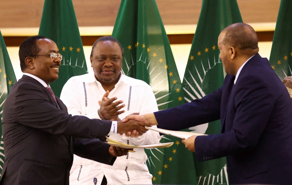 Former Kenyan President Uhuru Kenyatta applauds Ethiopian government representative Redwan Hussien and Tigray delegate Getachew Reda after signing the AU-led negotiations to resolve the conflict in northern Ethiopia, in Pretoria, South Africa, on November 2, 2022. File Photo / Reuters