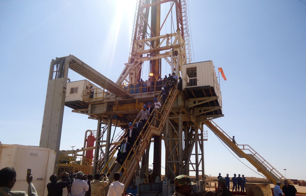 Engineers and visitors explore an exploratory well near Dharoor town, 350 km (217 miles) from the port of Bosasso on the Gulf of Aden in Puntland January 17, 2012. File Photo / Reuters