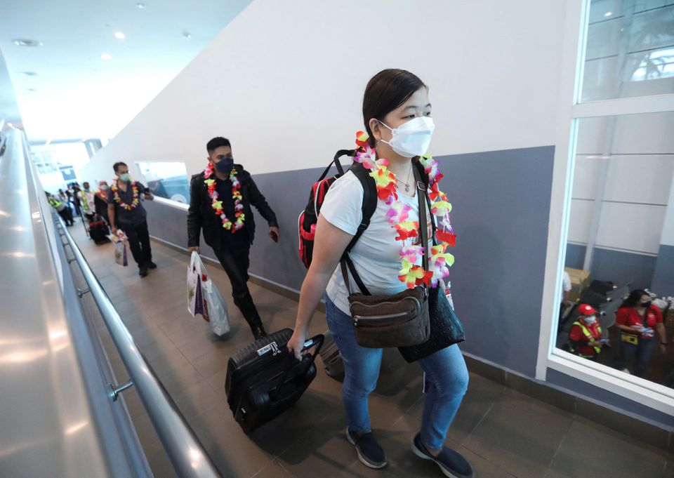 Travellers disembark from an airplane from Jakarta, Indonesia at Kuala Lumpur International Airport 2 (KLIA2), as the country reopens its borders fully to allow entry without quarantine for visitors vaccinated against coronavirus disease (COVID-19) in Sepang, Selangor, Malaysia, April 1, 2022. REUTERS/Hasnoor Hussain
