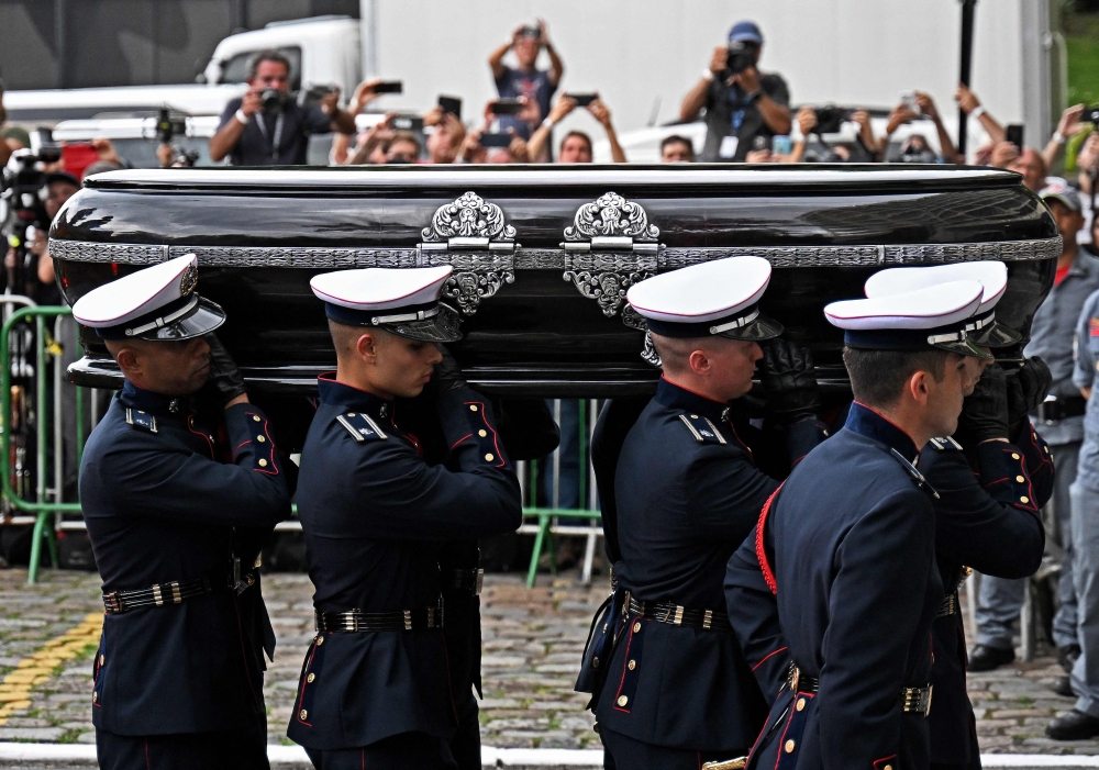 The coffin of the late Brazilian football star Pele is transported to the Santos' Memorial Cemetery after the funeral procession in Santos, Sao Paulo state, Brazil on January 3, 2023. (Photo by CARL DE SOUZA / AFP)