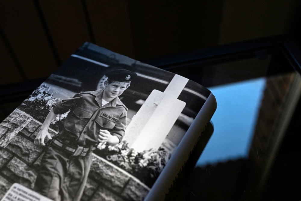 The back cover of 'En la sombra' (In the shadow), Spanish version of the book 'Spare' an autobiography by Britain's Prince Harry, is pictured at a reader's home in Madrid on January 5, 2023, despite the publication date set at January 10 with stringent measures in place. (Photo by OSCAR DEL POZO / AFP)