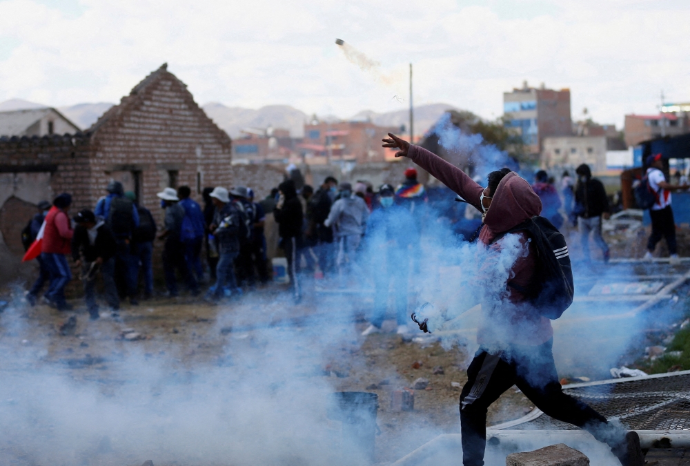 Demonstrators clash with security forces during a protest demanding early elections and the release of jailed former President Pedro Castillo, near the Juliaca airport, in Juliaca, Peru, January 9, 2023. (REUTERS/Hugo Courotto)