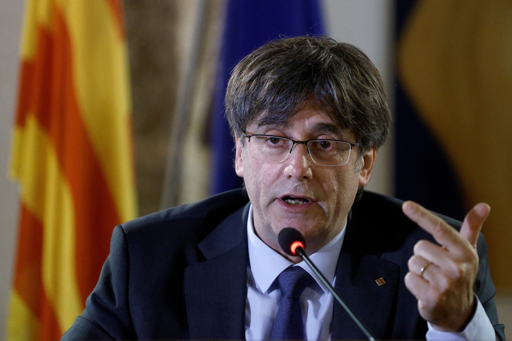 File Photo: Catalan separatist leader Carles Puigdemont delivers remarks to the media after the first hearing on his European arrest warrant, in Alghero, Italy, October 4, 2021. (REUTERS/Guglielmo Mangiapane)