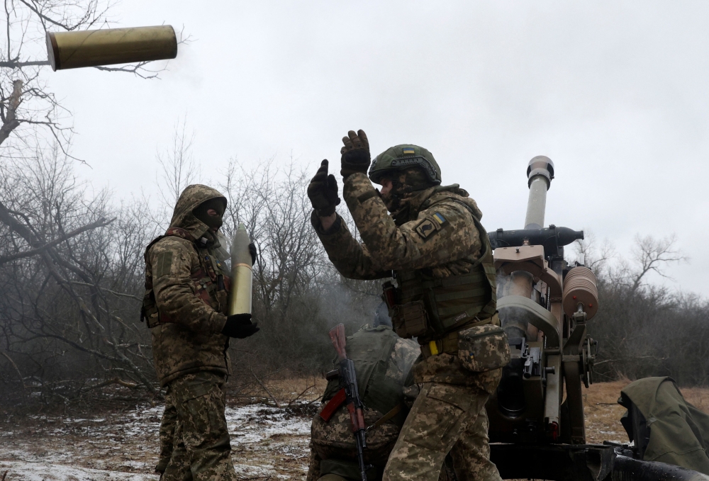 Ukrainian artillerymen fire an L119 howitzer towards Russian positions at a front line in the Lugansk region on January 16, 2023, amid the Russian invasion of Ukraine. (Photo by Anatolii Stepanov / AFP)