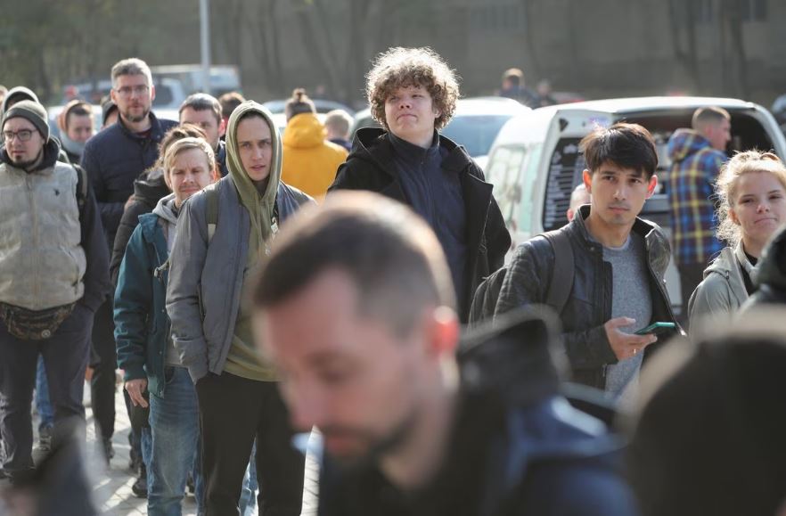 Russian citizens visit a public service centre to receive an individual identification number for foreigners in the city of Almaty, Kazakhstan, October 3, 2022. (REUTERS/Pavel Mikheyev)