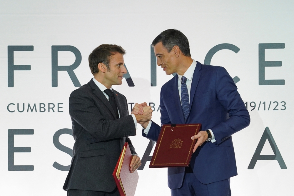 Spain's Prime Minister Pedro Sanchez and French President Emmanuel Macron shake hands during a signing ceremony at Spain-France summit at Montjuic in Barcelona, Spain, January 19, 2023. (REUTERS/Bruna Casas)