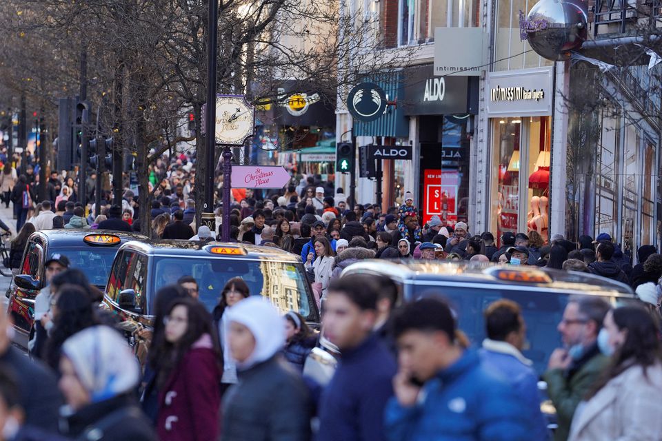 People walk along a busy shopping street, during the traditional Boxing Day sales in London, Britain, December 26, 2022. REUTERS/Maja Smiejkowska/File Photo
