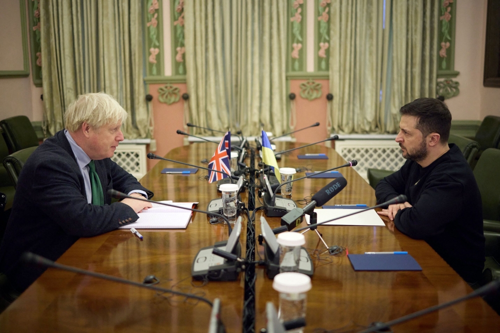 This handout picture taken and released by Ukrainian Presidential Press Service on January 22, 2023, shows former British Prime Minister Boris Johnson (left) during talks with the Ukrainian President Volodymyr Zelensky in Kyiv, amid the Russian invasion of Ukraine. (Photo by Handout / Ukrainian Presidential Press Service / AFP)