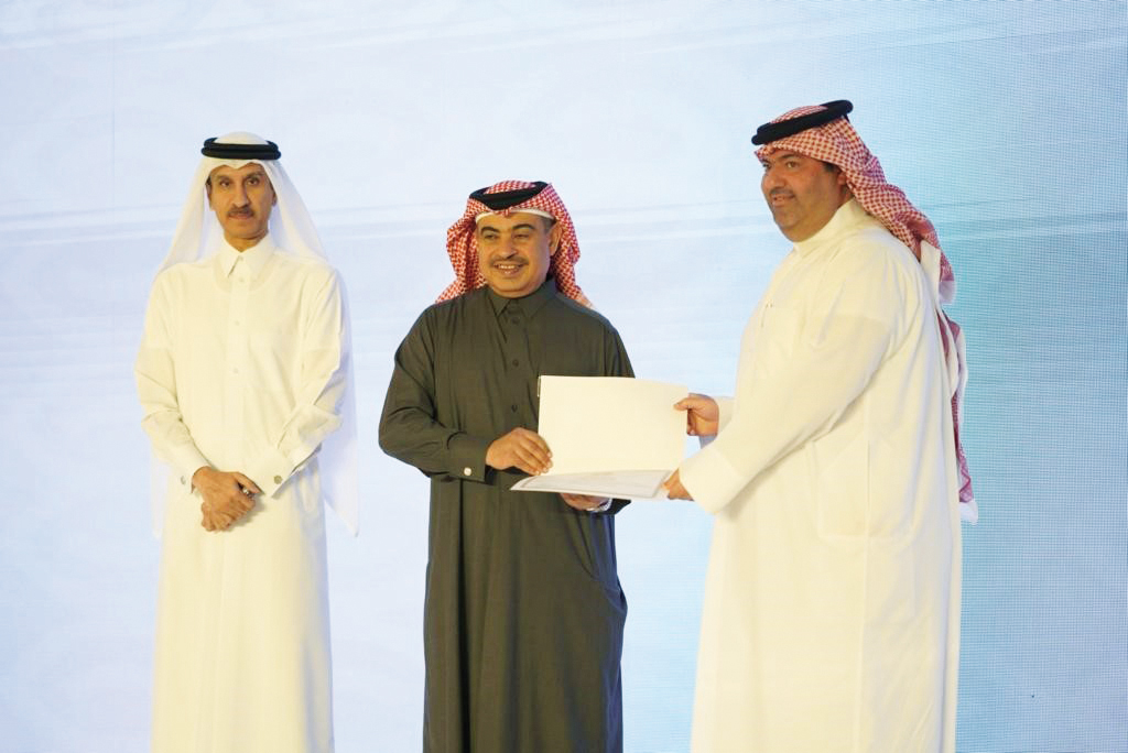 Minister of Finance H E Ali bin Ahmed Al Kuwari presenting a certificate of appreciation to Director of the Wildlife Development Department Mohamed Ahmed Al Khanji.
