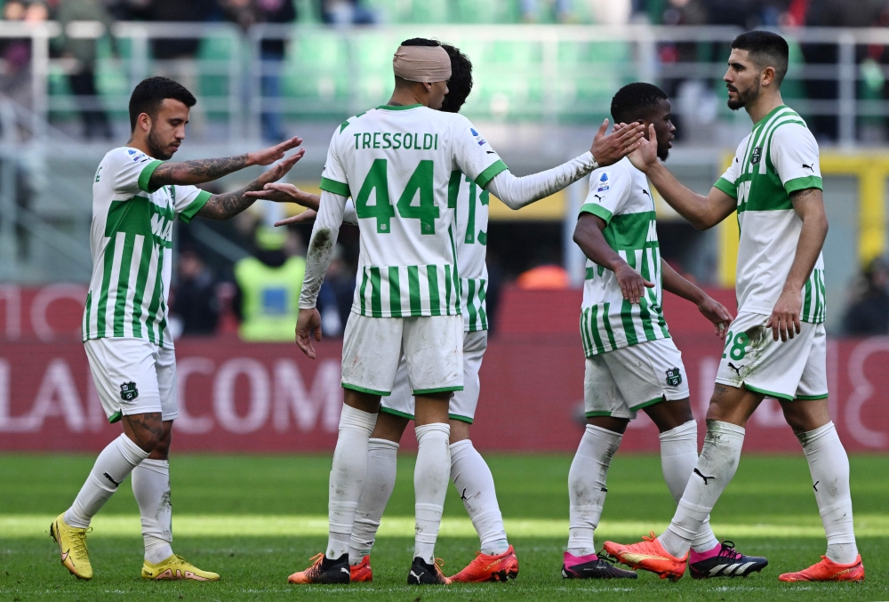 Sassuolo's players celebrate at the end of the Italian Serie A football match between AC Milan and Sassuolo, at the San Siro stadium in Milan, on January 29, 2023. (Photo by MIGUEL MEDINA / AFP)