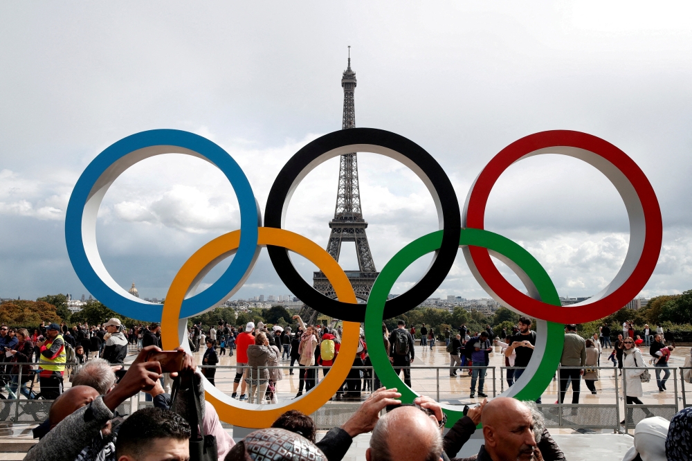 Olympic rings to celebrate the IOC official announcement that Paris won the 2024 Olympic bid are seen in front of the Eiffel Tower at the Trocadero square in Paris, France, September 16, 2017. (REUTERS/Benoit Tessier)