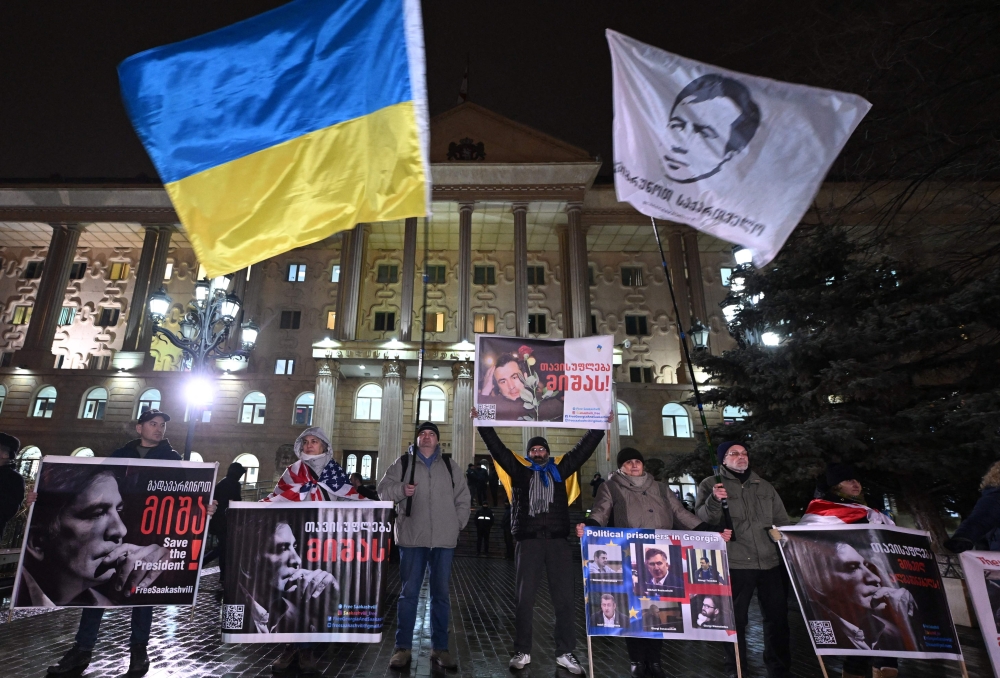 Supporters of Georgia's detained ex-president Mikheil Saakashvili rally outside the Tbilisi City Court on February 6, 2023. - A Georgian court on February 6 rejected ailing ex-president Mikheil Saakashvili's bid to get a six-year sentence for alleged abuse of office deferred over poor health.  (Photo by Vano SHLAMOV / AFP)