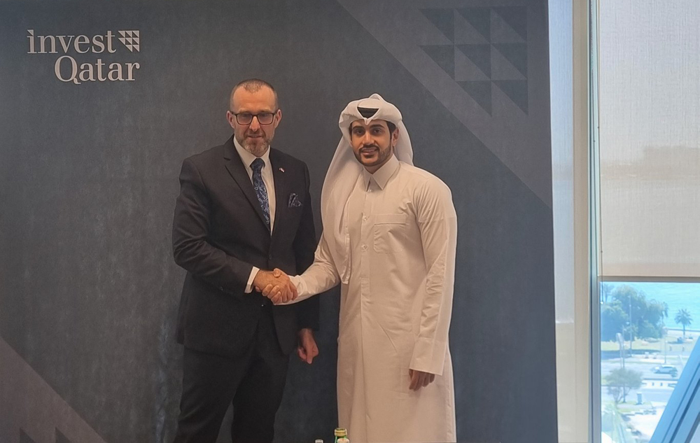 Charge d’affaires a.i. of the Embassy of the Republic of Serbia in the State of Qatar Slobodan Radeka shake hands with Mohammed Ibrahim Al Mulla, investment relations specialist at the Qatar Investment Promotion Agency.