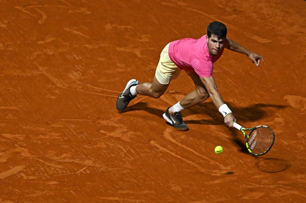 Spain's tennis player Carlos Alcaraz returns the ball to Serbia's tennis player Laslo Djere during their ATP 250 Argentina Open round of 16 tennis game in Buenos Aires on February 15, 2023. (Photo by Luis ROBAYO / AFP)