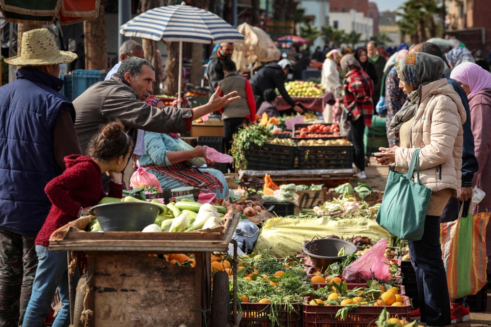 In this picture taken on February 23, 2023, shoppers buy fresh produce at the Sidi Moussa market in Morocco's Atlantic coastal city of Sale, north of the capital. Photo by FADEL SENNA / AFP)