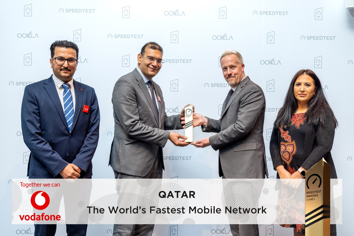 Ramy Boctor (second from left), Chief Technology Officer and Mahday Al Hebabi, Enterprise Business Director receives the award.
