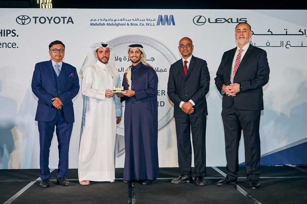 Abdullah Abdulghani & Bros. Co. (AAB) officials present a token of appreciation to a customer.