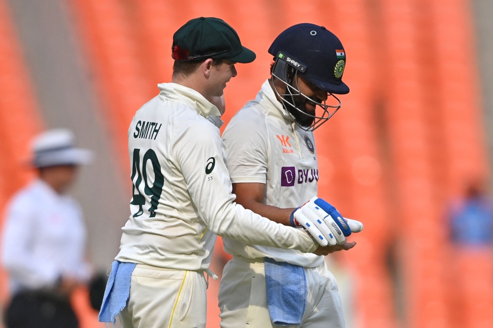 Australia's captain Steve Smith (L) greets India's Virat Kohli after his dismissal during the fourth day of the fourth and final Test cricket match between India and Australia at the Narendra Modi Stadium in Ahmedabad on March 12, 2023. (Photo by Punit Paranjpe / AFP)