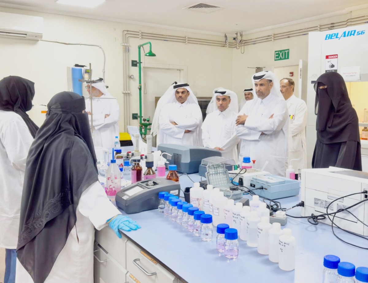 Minister of Environment and Climate Change H E Sheikh Dr. Faleh bin Nasser bin Ahmed Al Thani interacting with officials during a visit to environmental laboratories.