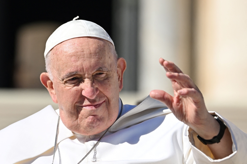 Pope Francis leaves his weekly open-air general audience at St.Peters' square in the Vatican, on March 15, 2023. (Photo by Alberto PIZZOLI / AFP)