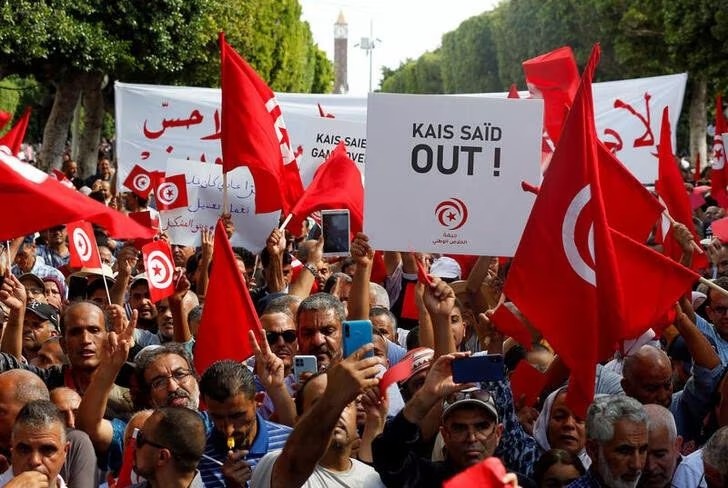Supporters of Tunisia's opposition party Ennahda carry signs and flags during a protest against Tunisian President Kais Saied in Tunis, Tunisia, October 15, 2022. (REUTERS/Zoubeir Souissi)