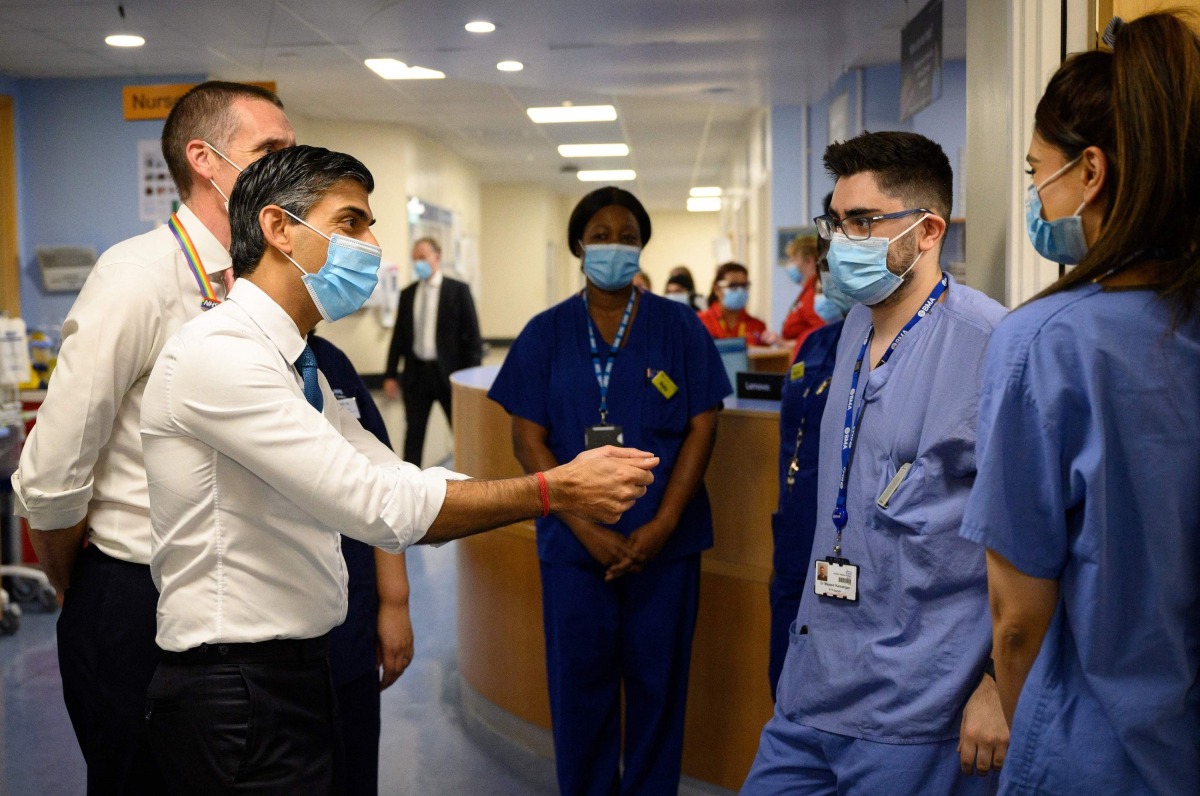 British Prime Minister Rishi Sunak (left) speaks with nursing staff during his visit to Croydon University Hospital in south London, UK, on October 28, 2022. (AFP Photo)
