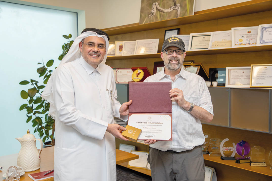 Director of QCDC Abdullah Al Mansoori awarding a certificate to a participant. 