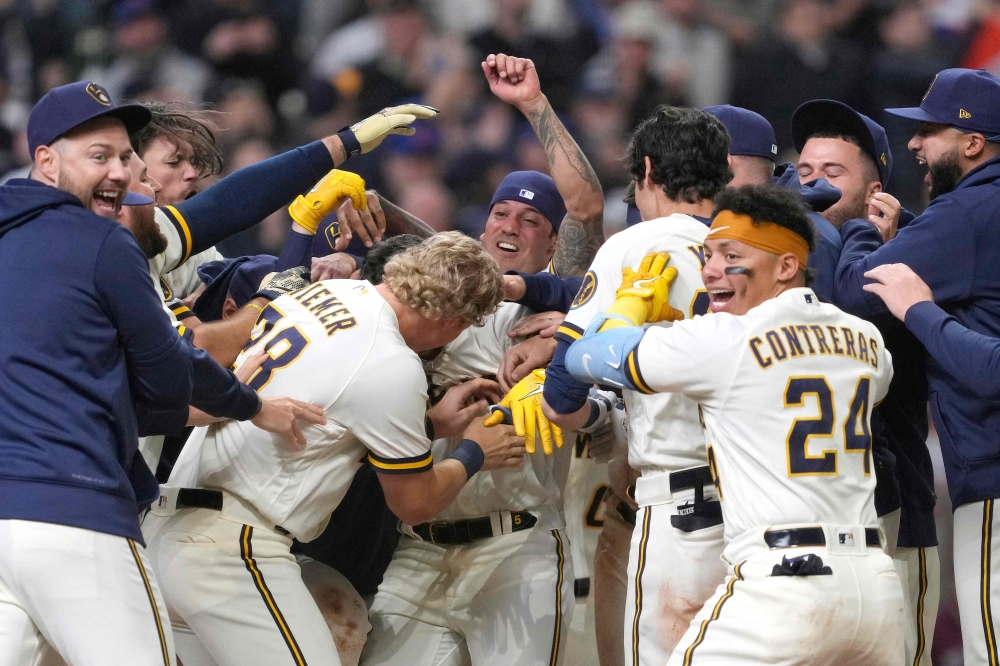 Garrett Mitchell #5 of the Milwaukee Brewers celebrates with his teammates after hitting a walk-off solo home run against the New York Mets in the ninth inning at American Family Field on April 05, 2023 in Milwaukee, Wisconsin. (Photo by Patrick McDermott / GETTY IMAGES NORTH AMERICA / Getty Images via AFP)