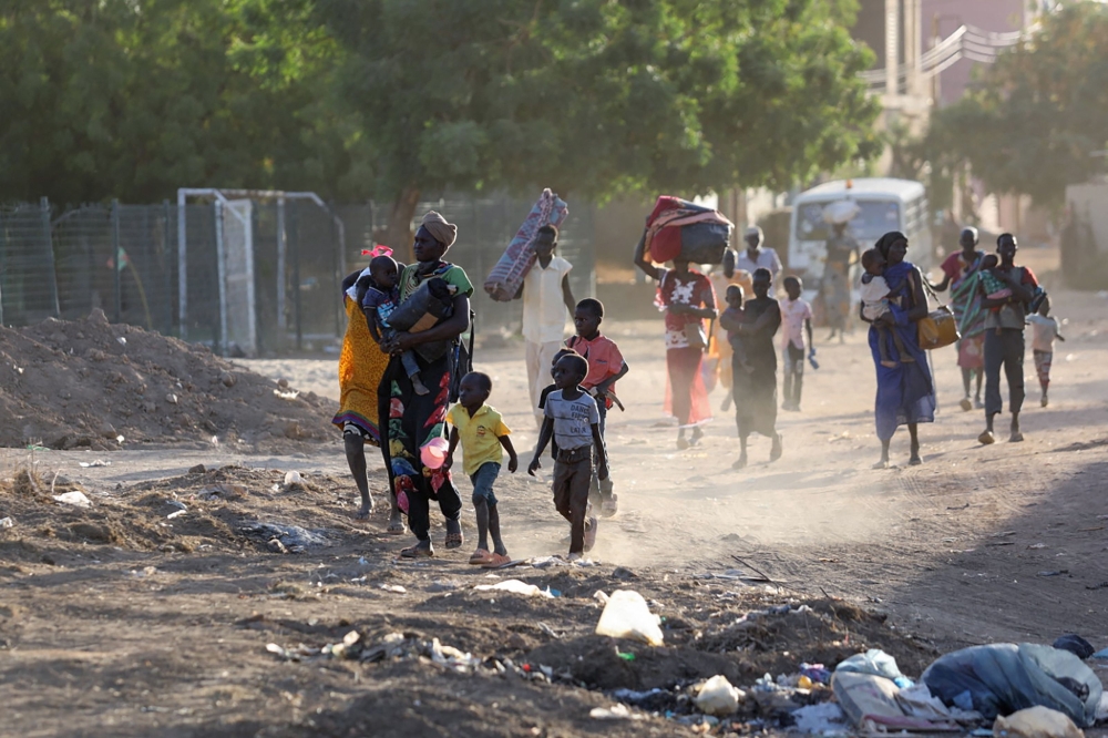 People flee their neighbourhoods amid fighting between the army and paramilitaries in Khartoum on April 19, 2023, following the collapse of a 24-hour truce. (Photo by AFP)