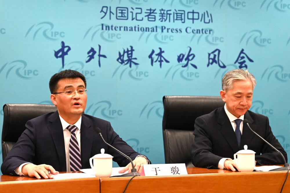 Yu Jun (left), deputy director of the Eurasia Department of China痴 Foreign Ministry, speaks at a briefing about the phone call between Chinese President Xi Jinping and Ukraine's President Volodymyr Zelensky, as Foreign Ministry spokesman Wang Wenbin looks on at the Foreign Ministry in Beijing on April 26, 2023. (Photo by Greg Baker / AFP)