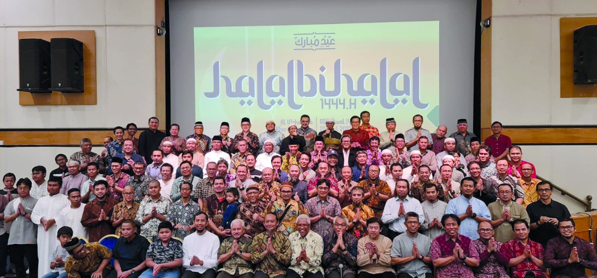 Members of the Indonesian community in Qatar pose with Indonesian Ambassador H E Ridwan Hassan during an Eid gathering. 