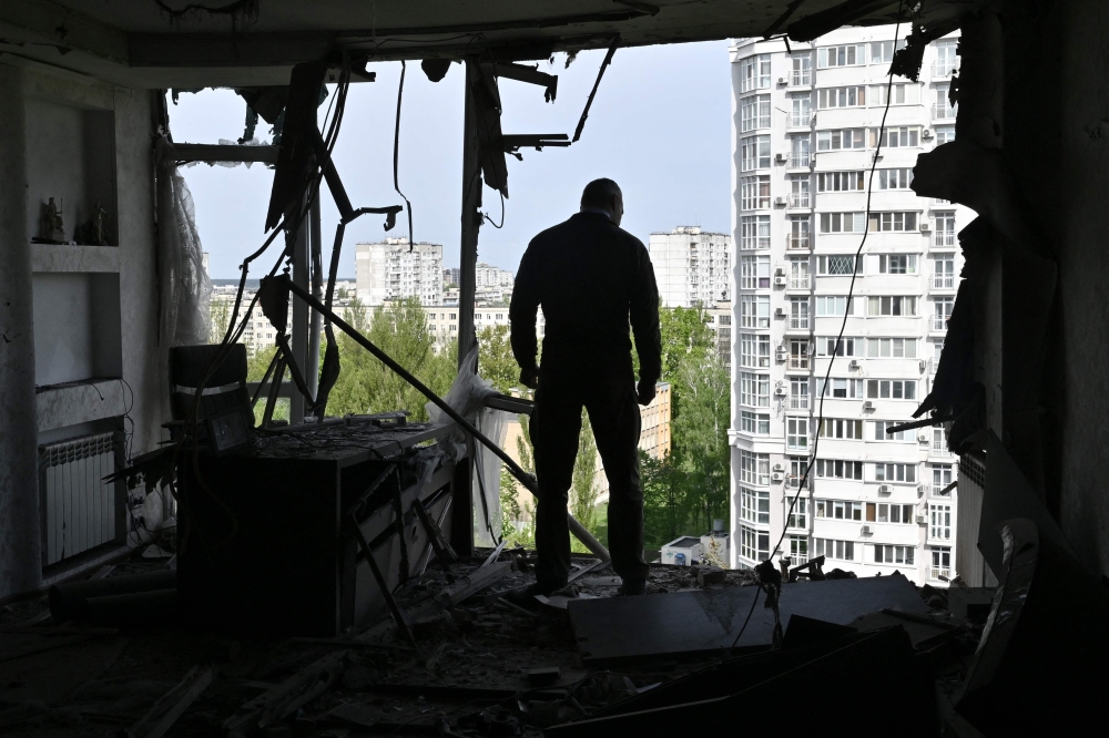 Mayor of the Ukrainian capital Kyiv, Vitali Klitschko, examines high-rise residential building damaged by remains of a shot down Russian drone in Kyiv on May 8, 2023, amid the Russian invasion of Ukraine. (Photo by Genya Savilov / AFP)