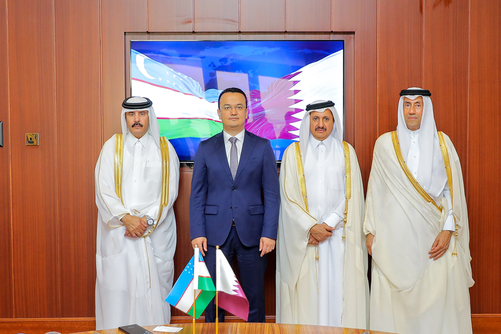 Qatar Chamber officials pose for a group photo with Minister of Investment, Industry and Trade of the Republic of Uzbekistan H E Laziz Kudratov.
