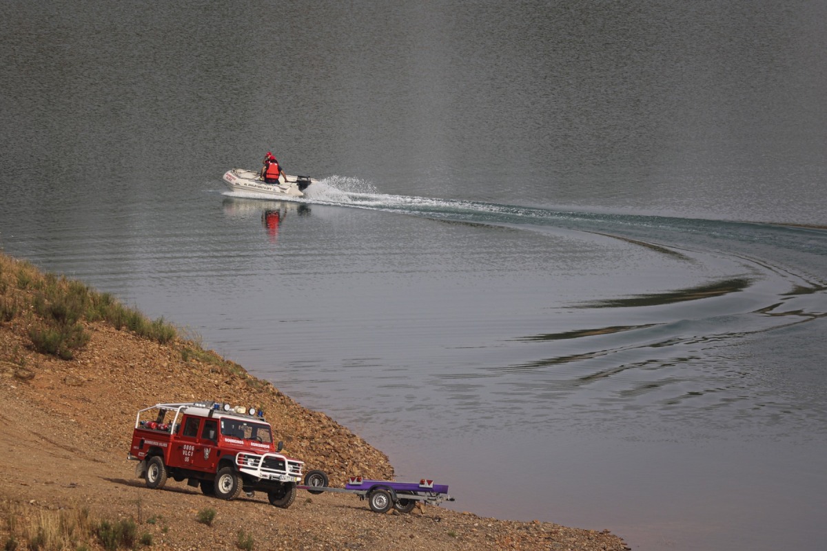 Portuguese firefighters work onboard a boat during a new search operation amid the investigation into the disappearance of Madeleine McCann (Maddie) in the Arade dam, in Silves, near Praia da Luz, on 23 May, 2023. Photo by FILIPE AMORIM / AFP
