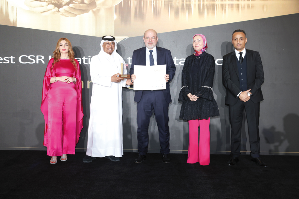 Carrefour Regional Director Laurent Hausknecht receiving CSR Award Certificate from Dr. Saif Ali Al Hajri.