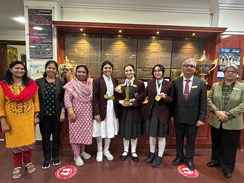 The winning team along with Birla’s officials.