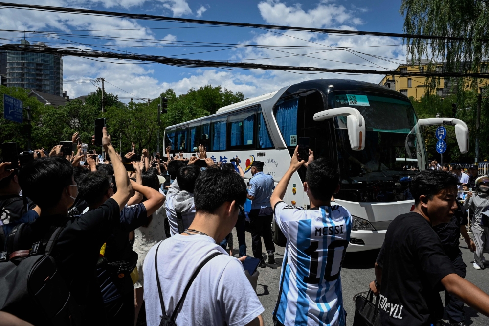 Chinese fans cheer as members of Argentina's football team arrive at a hotel in Beijing on June 10, 2023. (Photo by Jade GAO / AFP)