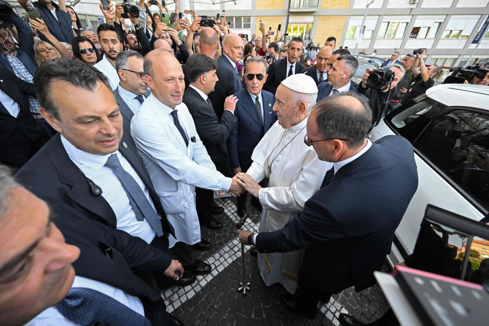 Pope Francis (R) shakes hand with Director of the department of Abdominal and Endocrine Metabolic Medical and Surgical Sciences at the Gemelli hospital, Rome on June 16, 2023,  Photo by Alberto PIZZOLI / AFP