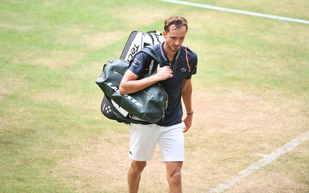 Russia's Daniil Medvedev leaves the centre court after loosing his match against Spain's Roberto Bautista Agut at the end of the men's singles quarter-final of the ATP 500 Halle Open tennis tournament in Halle, western Germany, on June 23, 2023. (Photo by Carmen Jaspersen / AFP)