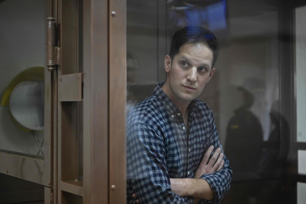 File photo: US journalist Evan Gershkovich, arrested on espionage charges, stands inside a defendants' cage before a hearing to consider an appeal on his arrest at the Moscow City Court in Moscow on April 18, 2023. (Photo by NATALIA KOLESNIKOVA / AFP)

