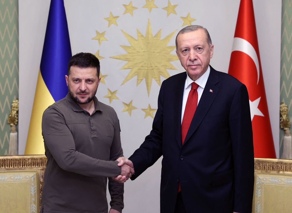 Turkish President Recep Tayyip Erdogan (right) and Ukrainian President Volodymyr Zelensky at the Vahdettin Mansion in Istanbul on July 7, 2023. (Photo by HANDOUT / Press Office of the Presidency of Turkey / AFP) 