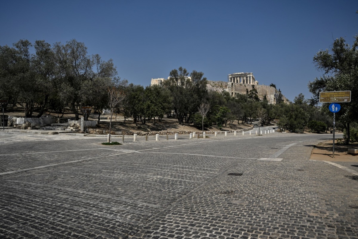 The pedestrian zone near Athens' most visited archaeological site, the Acropolis, is empty of tourists and residents as the country is hit by a new heatwave, on July 20, 2023. (Photo by Louisa Gouliamaki / AFP)